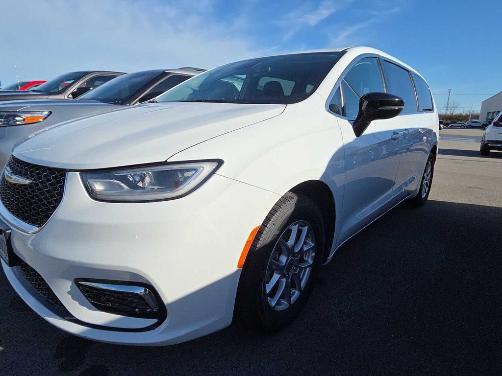 Used 2024 Chrysler Pacifica Touring-L FWD image 1