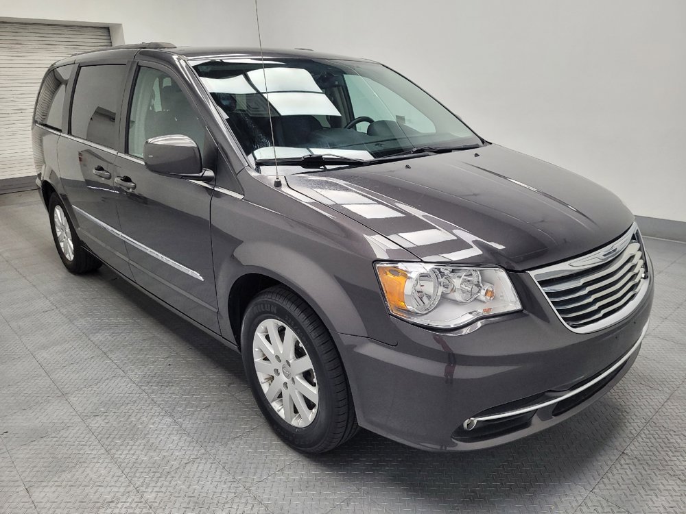 Used 2016 Chrysler Town & Country Touring FWD image 13