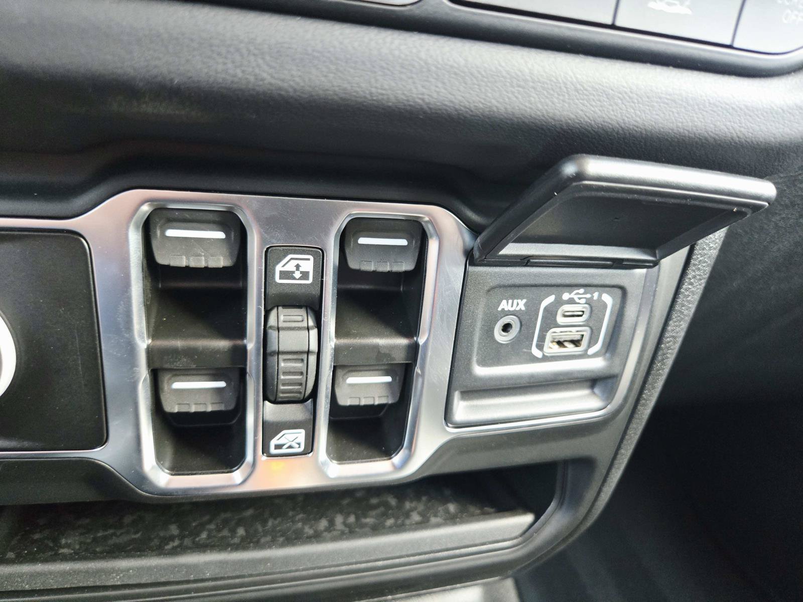 Used 2025 Jeep Wrangler Unlimited Sahara AWD/4WD image 36