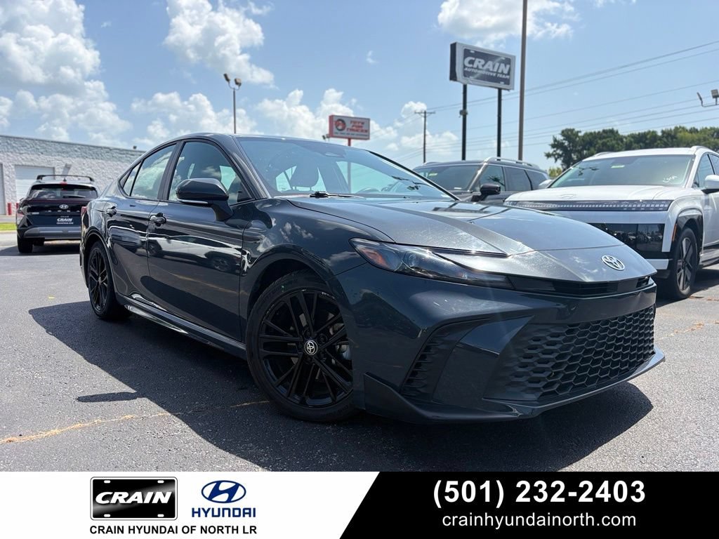 Used 2025 Toyota Camry SE FWD image 1