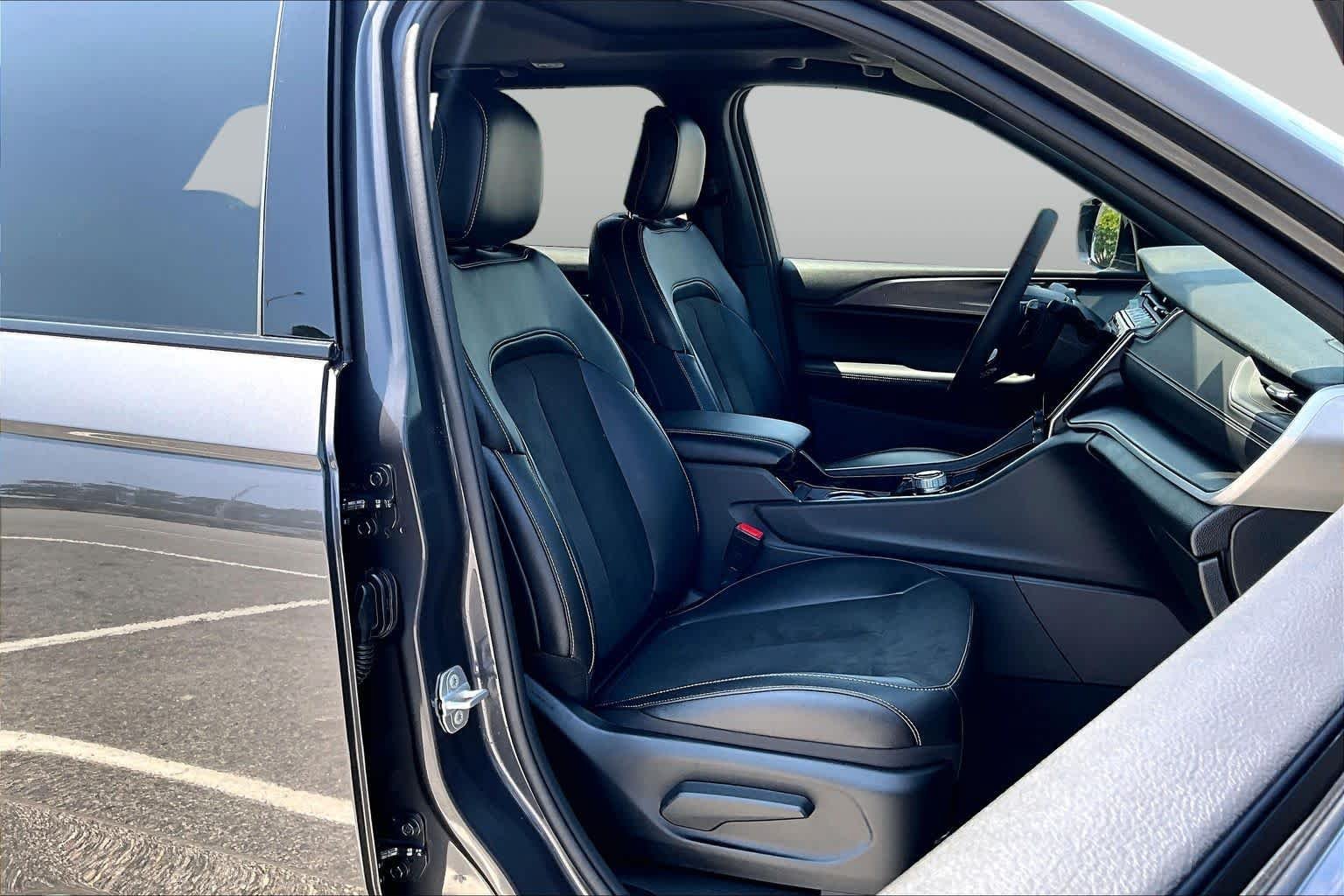 Used 2023 Jeep Grand Cherokee Altitude AWD/4WD image 9
