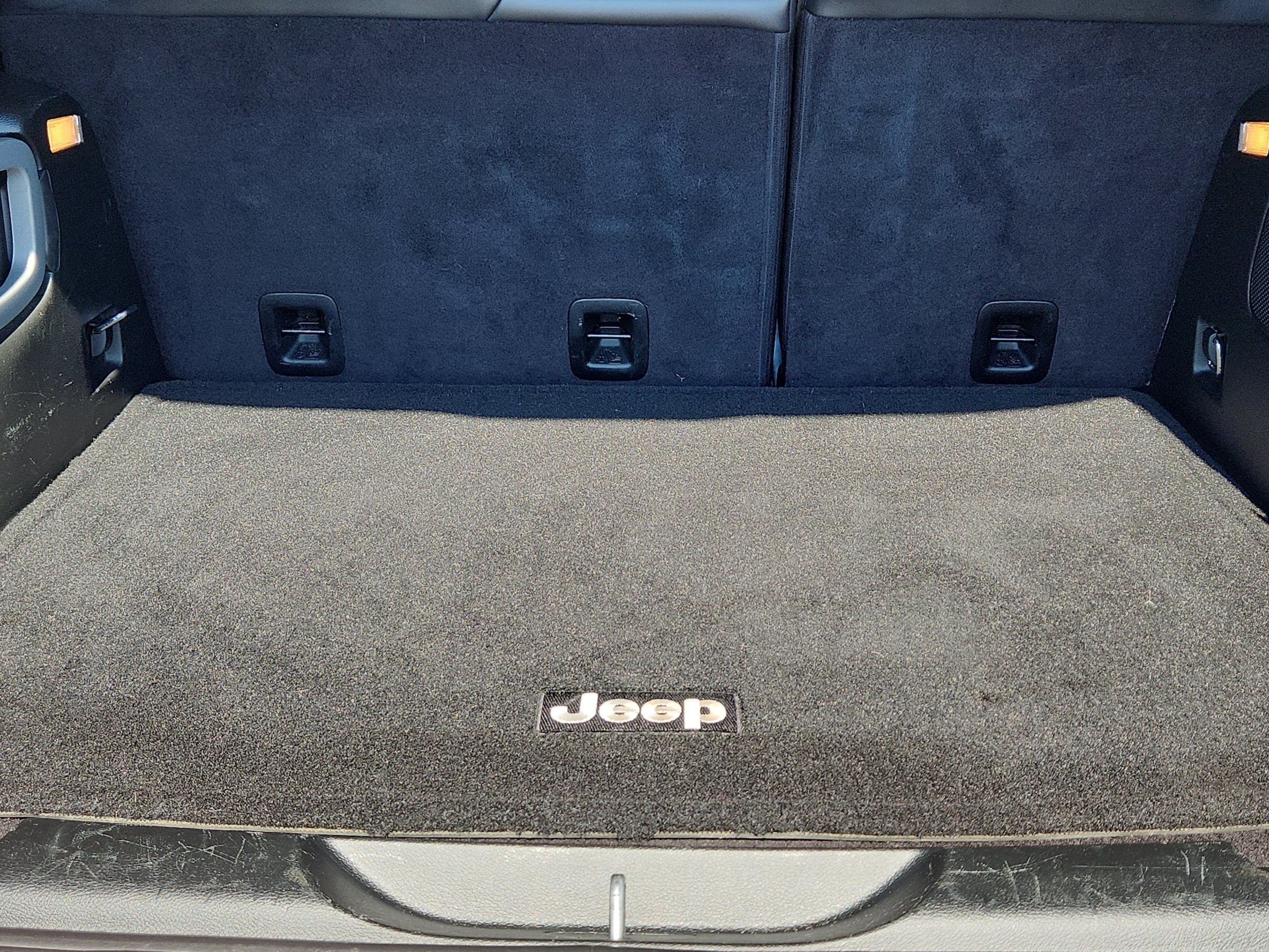 Used 2017 Jeep Cherokee Overland w/ Technology Group AWD/4WD image 30