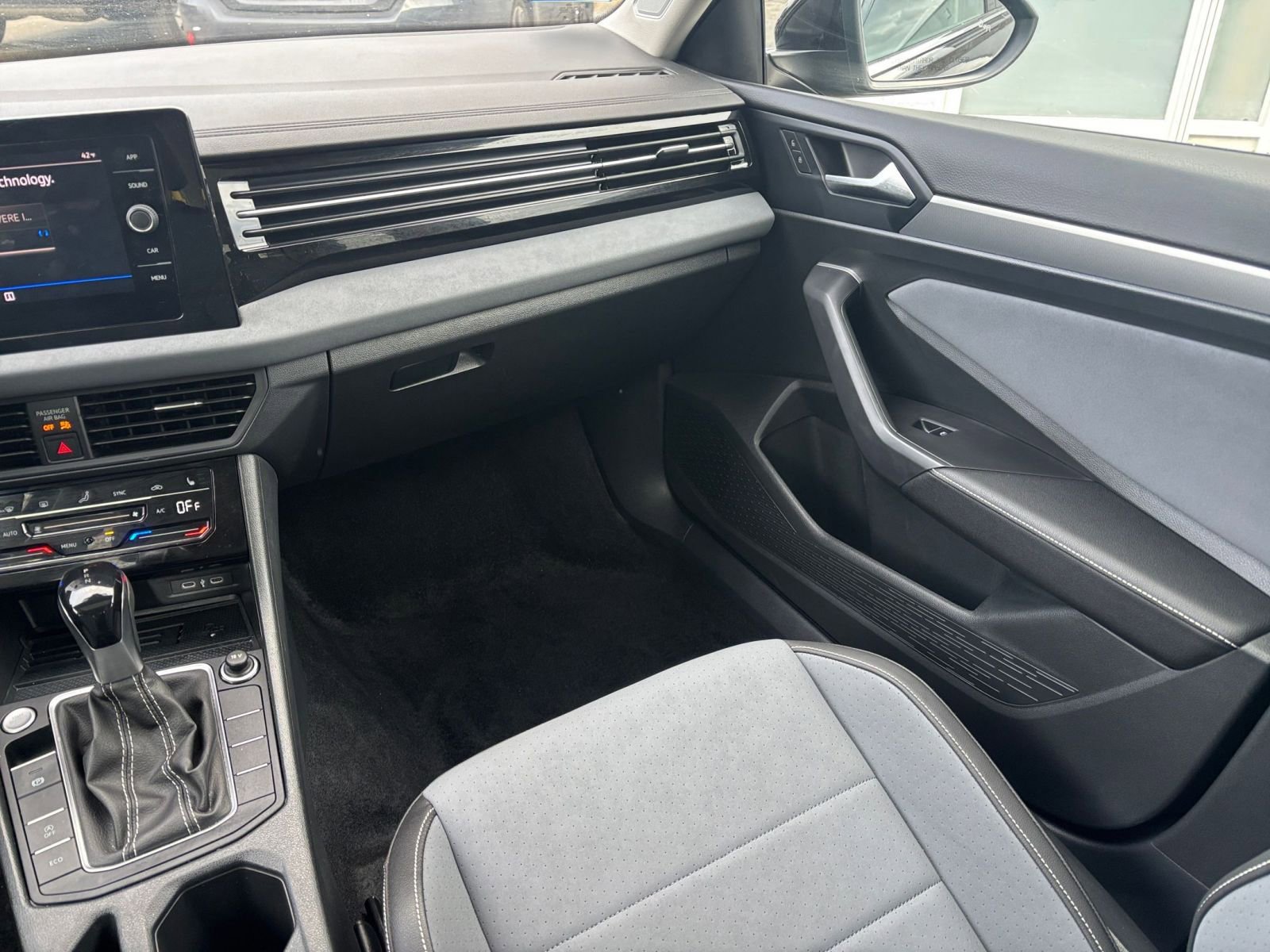 Used 2025 Volkswagen Jetta SE image 31