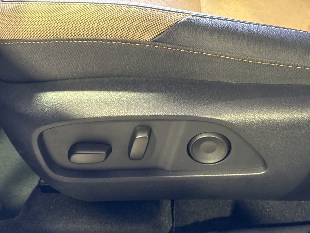 Certified 2025 Chevrolet Equinox ACTIV w/ Safety and Technology Package AWD/4WD image 19