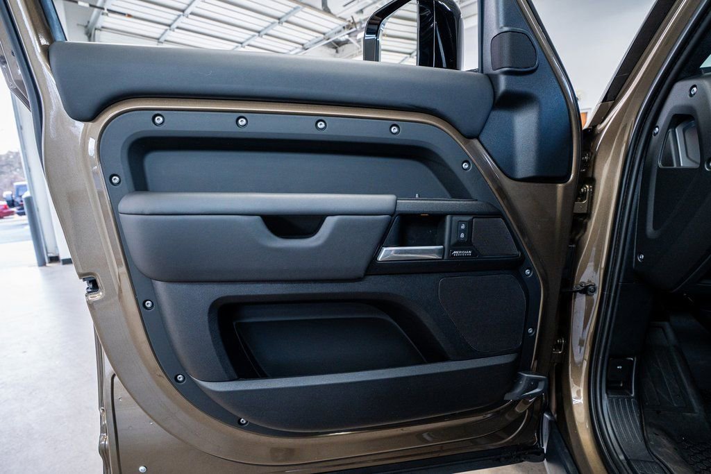 Used 2025 Land Rover Defender 110 X image 34