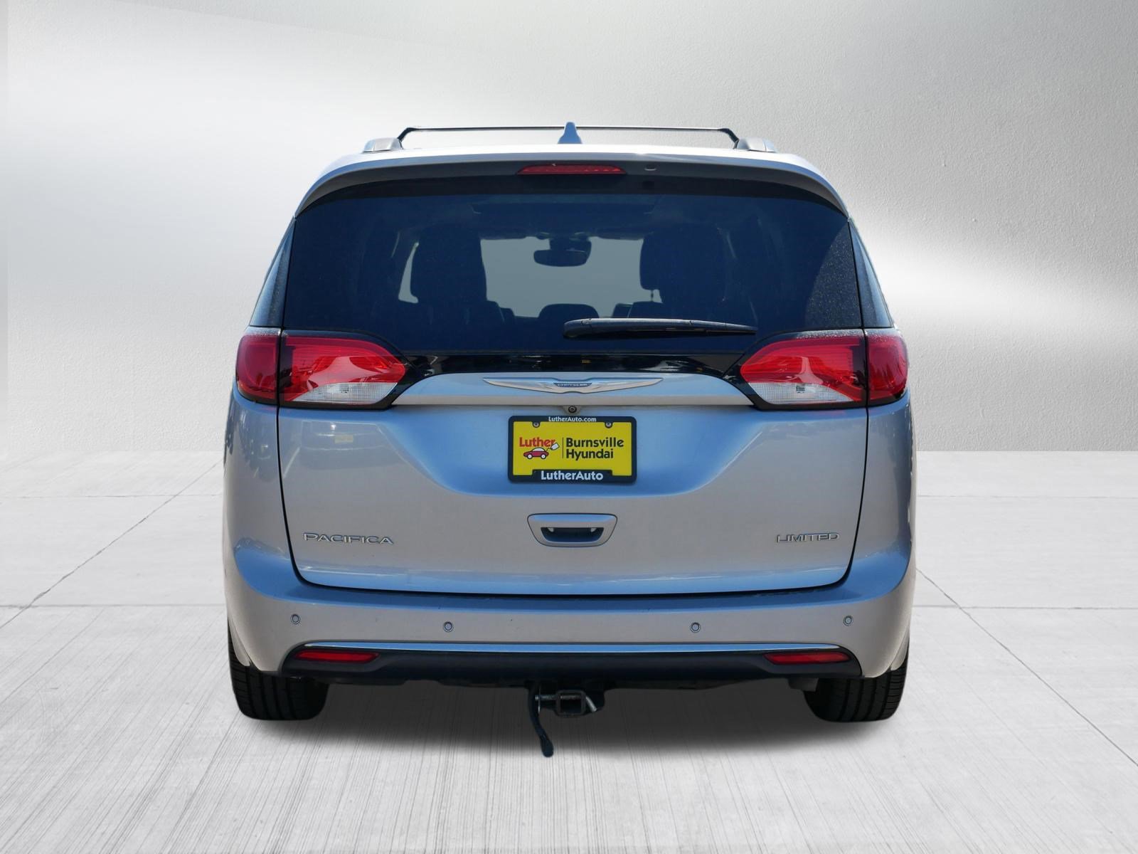 Used 2018 Chrysler Pacifica Limited w/ Tire & Wheel Group FWD image 6