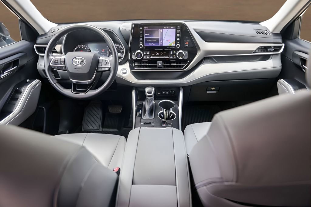 Used 2020 Toyota Highlander XLE AWD/4WD image 25