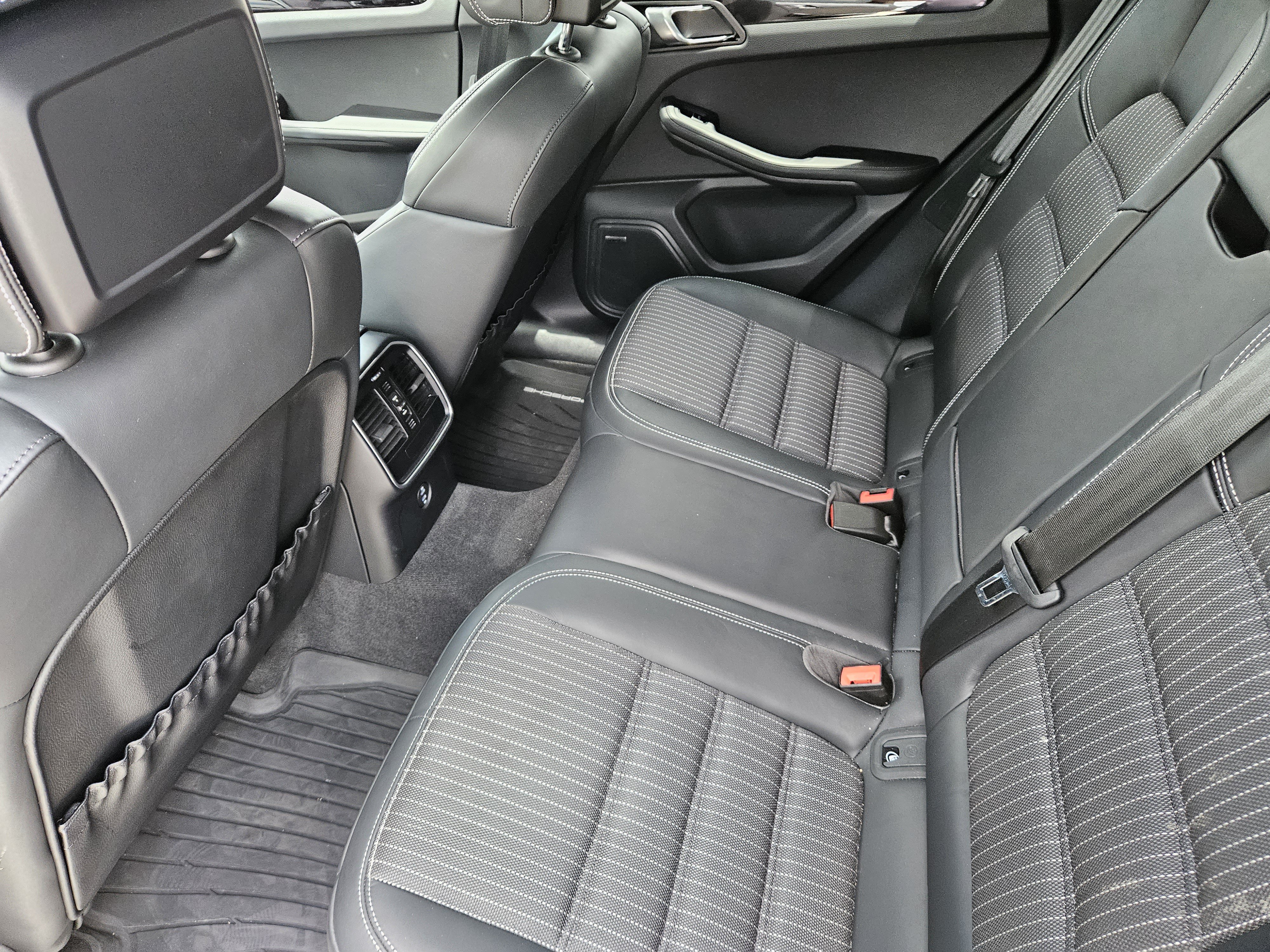 Certified 2026 Porsche Macan Turbo AWD/4WD image 29