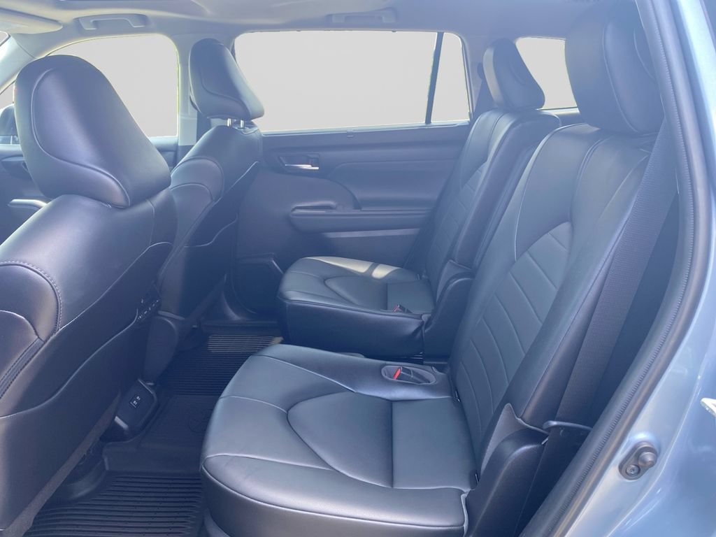 Used 2021 Toyota Highlander XLE AWD/4WD image 19
