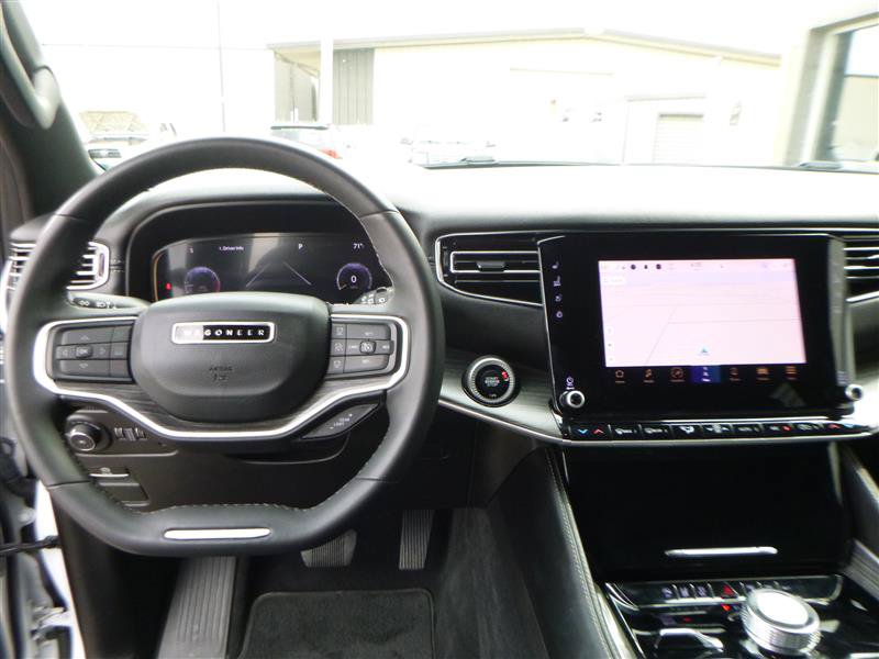 Used 2023 Jeep Wagoneer L Series II AWD/4WD image 14