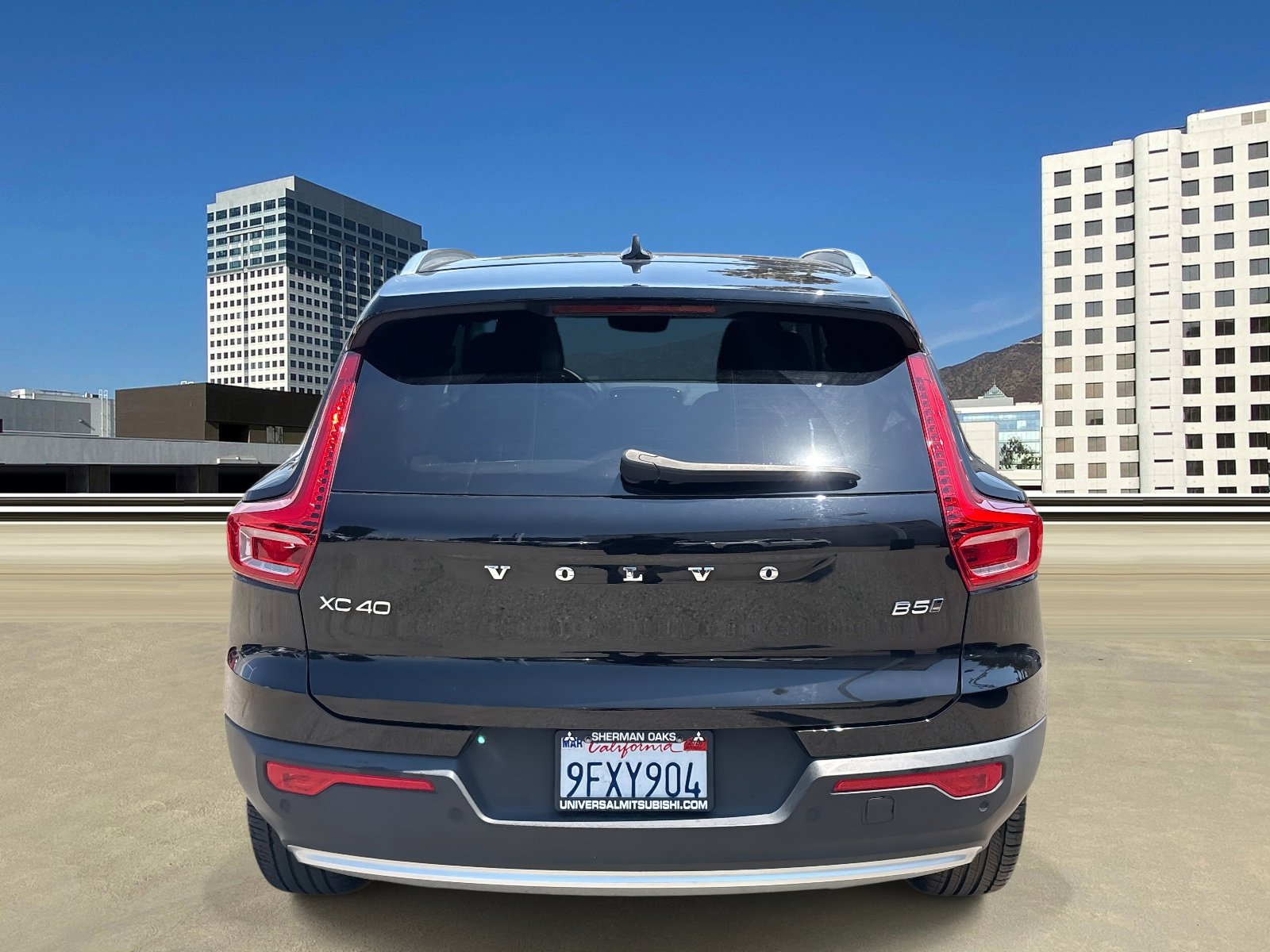 Used 2023 Volvo XC40 B5 Plus image 3