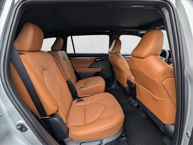 New 2025 Toyota Highlander Platinum image 8