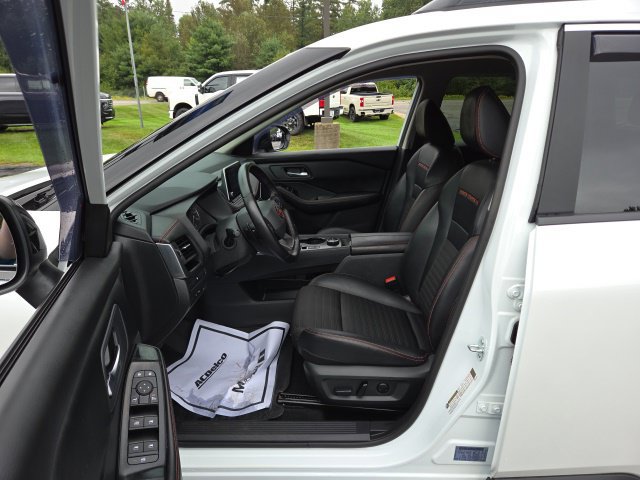 Used 2025 Nissan Rogue SV AWD/4WD image 19