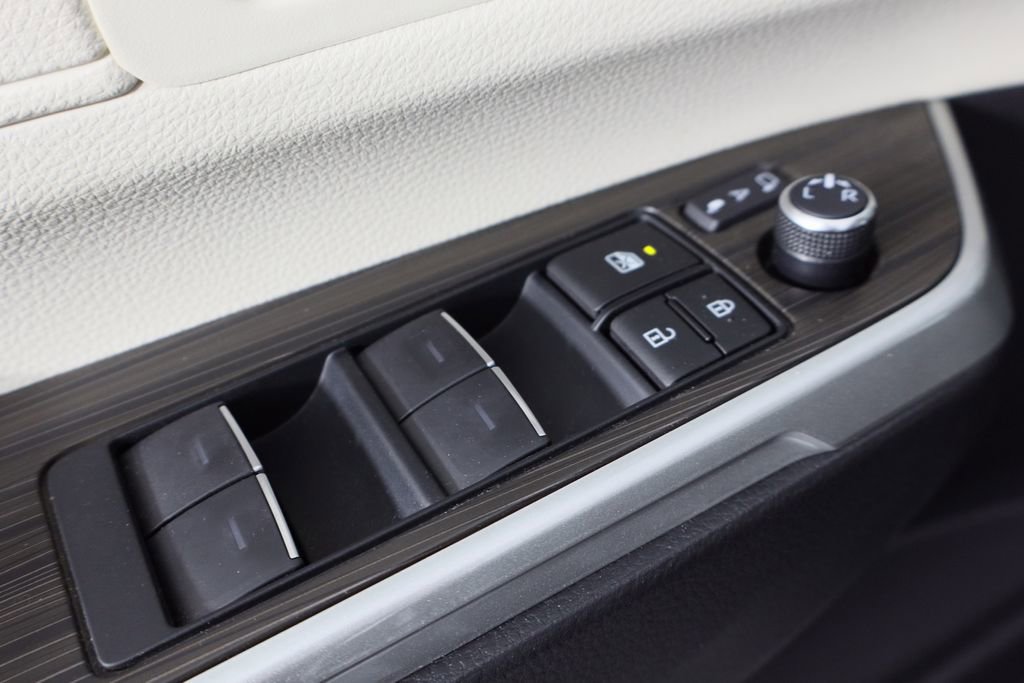 Used 2024 Toyota Sienna Platinum image 23