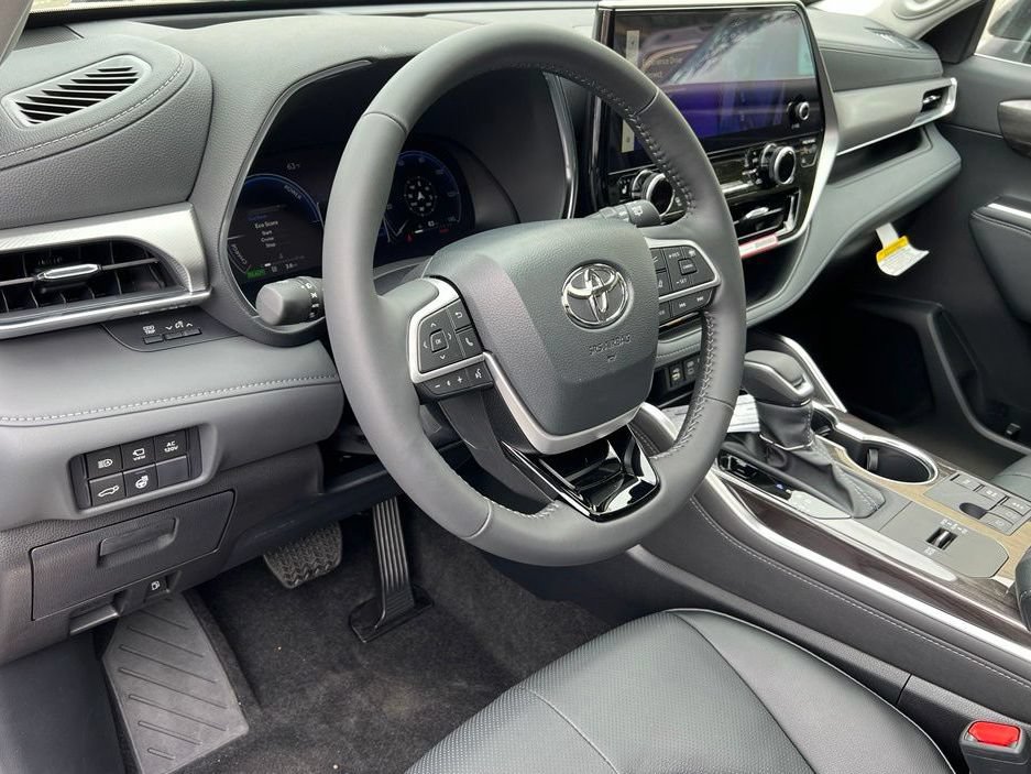 New 2026 Toyota Highlander Platinum AWD/4WD image 12