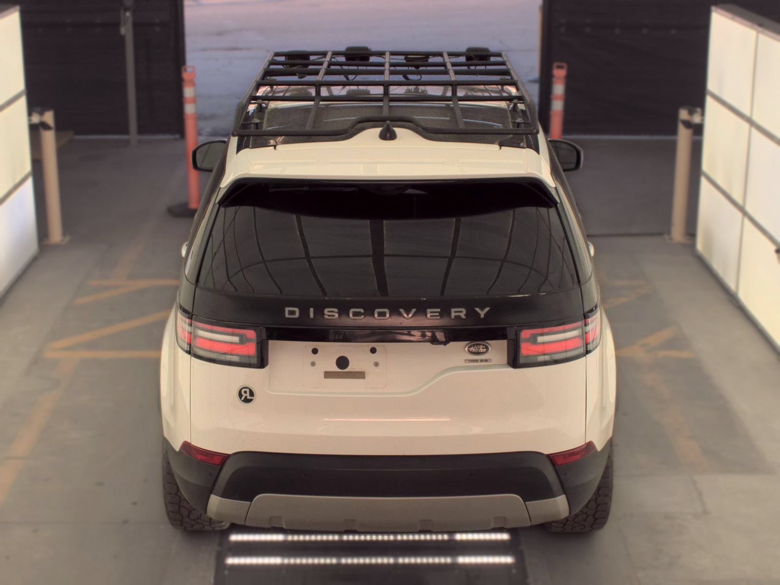 Used 2018 Land Rover Discovery HSE AWD/4WD image 4