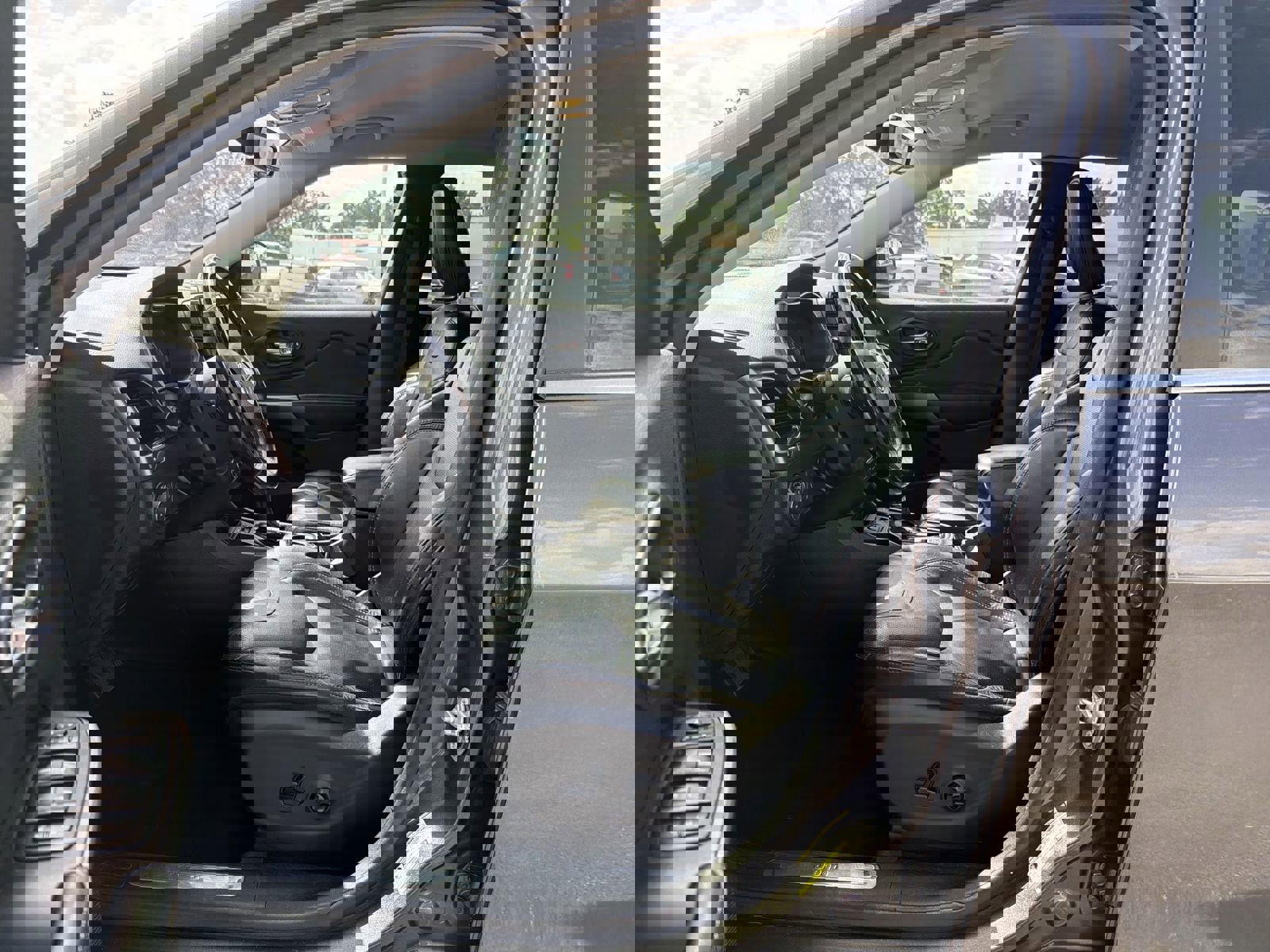 Used 2020 Jeep Cherokee Limited image 16