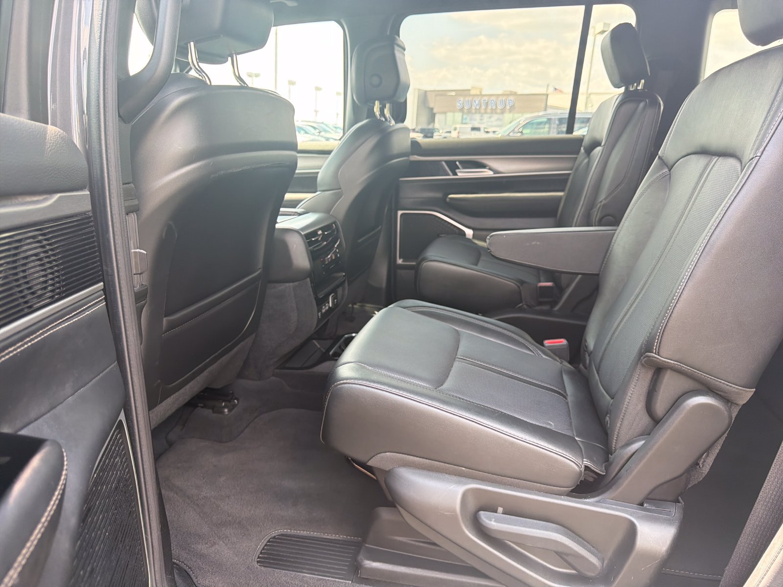 Used 2025 Jeep Wagoneer Series II RWD image 24
