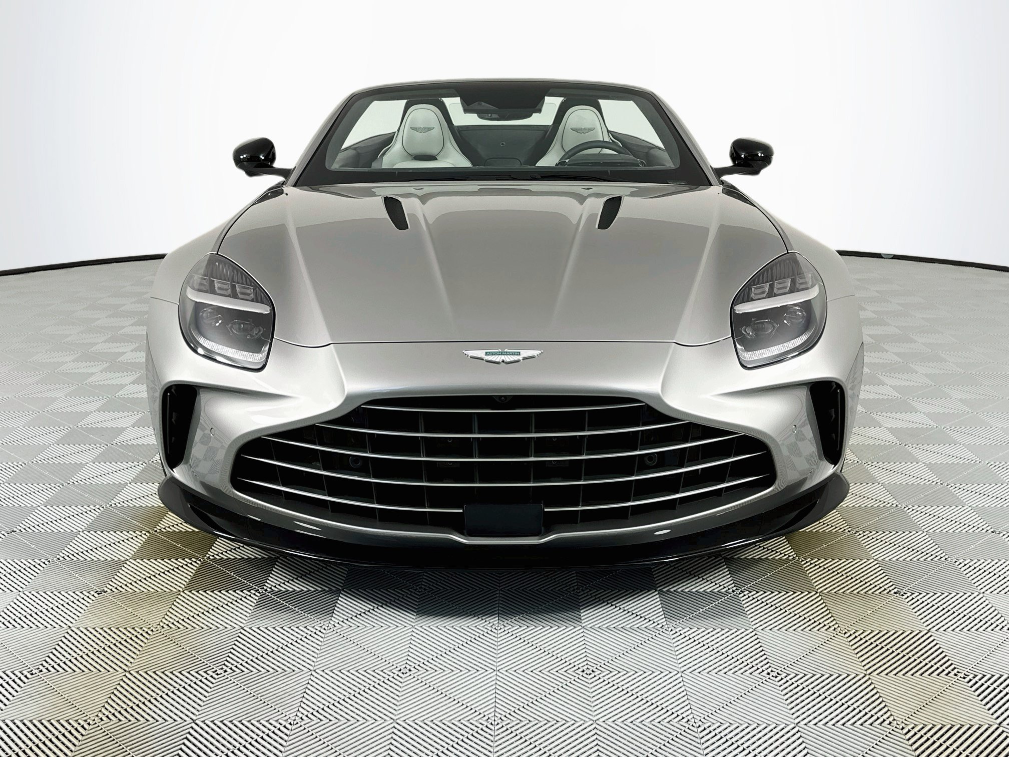 Used 2026 Aston Martin V8 Vantage Coupe RWD image 7