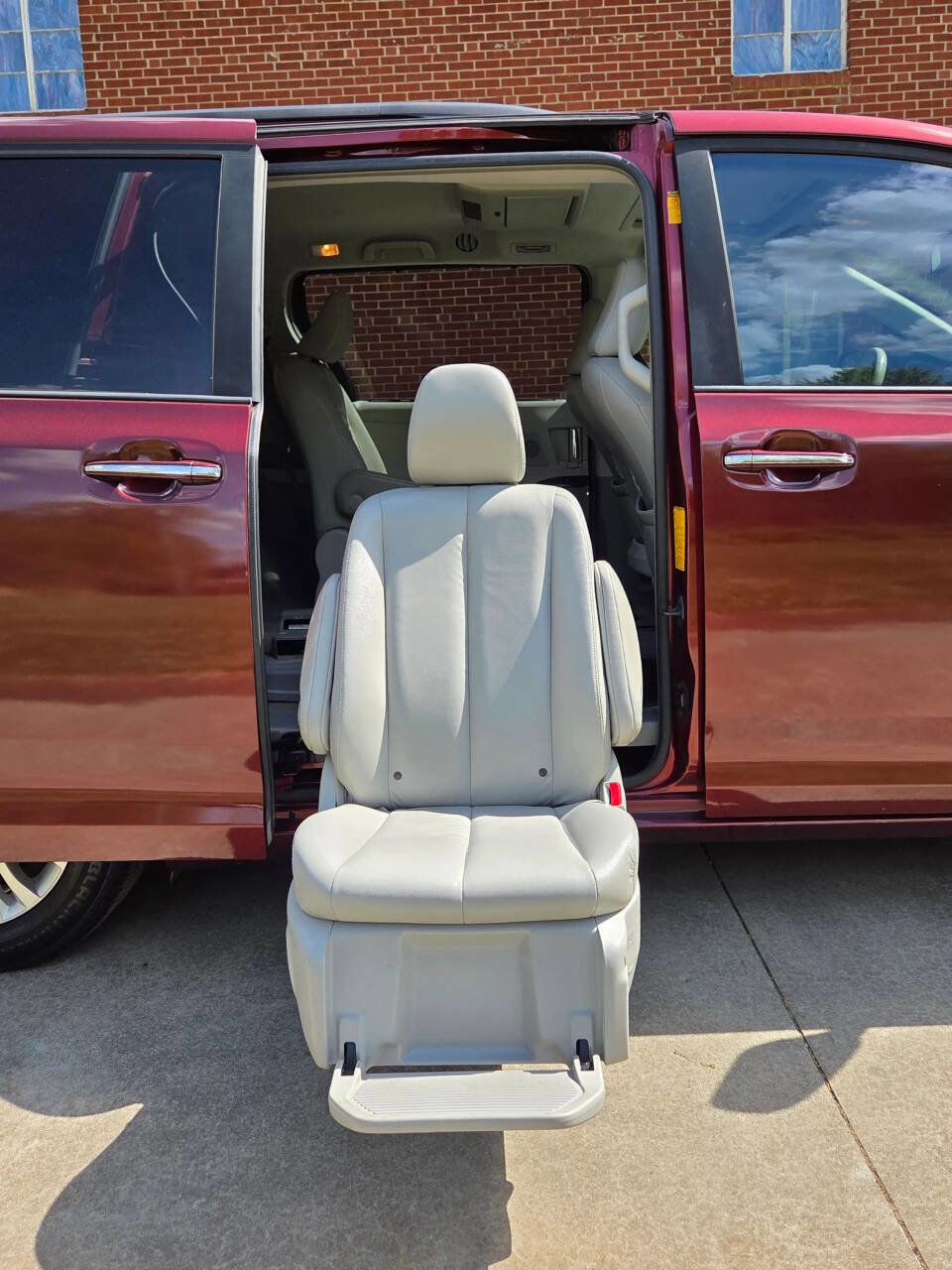 Used 2013 Toyota Sienna XLE image 24