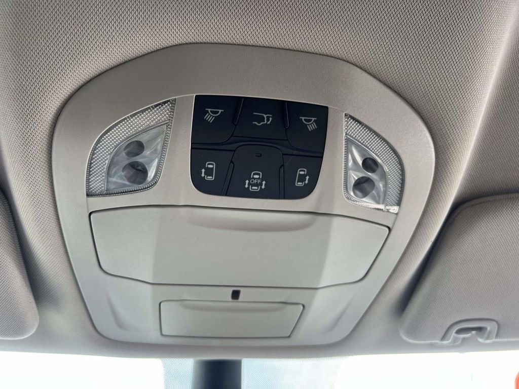 Used 2023 Chrysler Pacifica Touring-L image 34