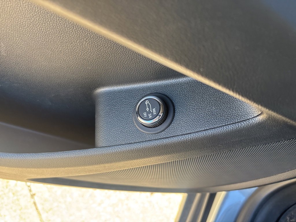 Used 2023 Chevrolet Traverse LT image 12