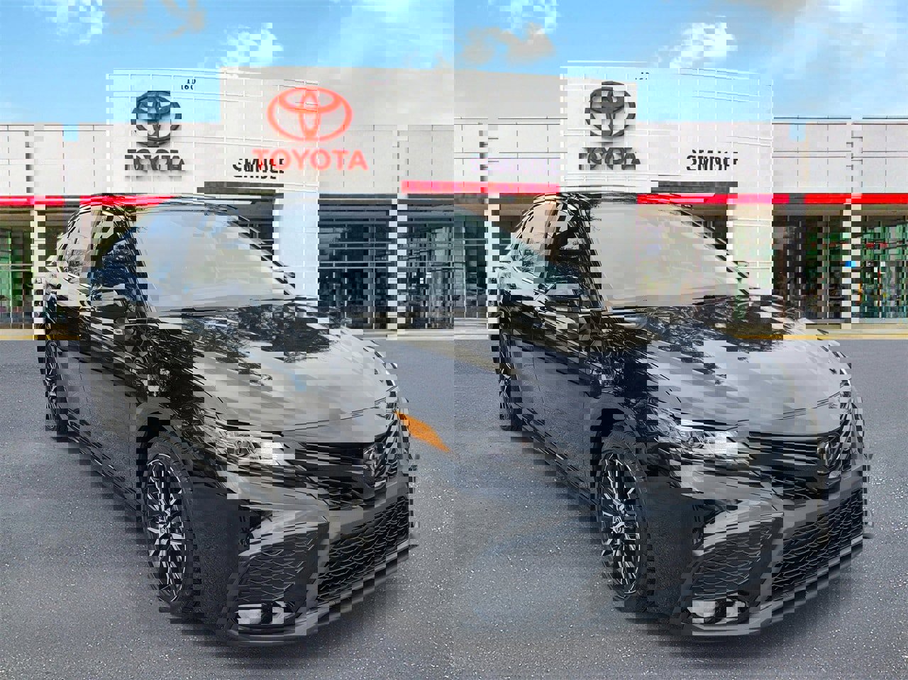 Used 2024 Toyota Camry SE image 2