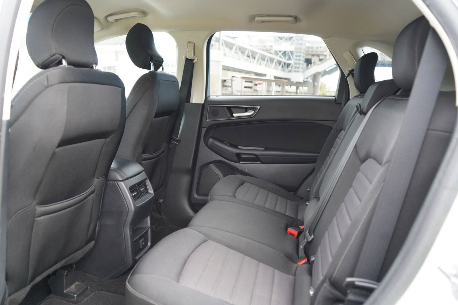 Used 2019 Ford Edge SE image 16