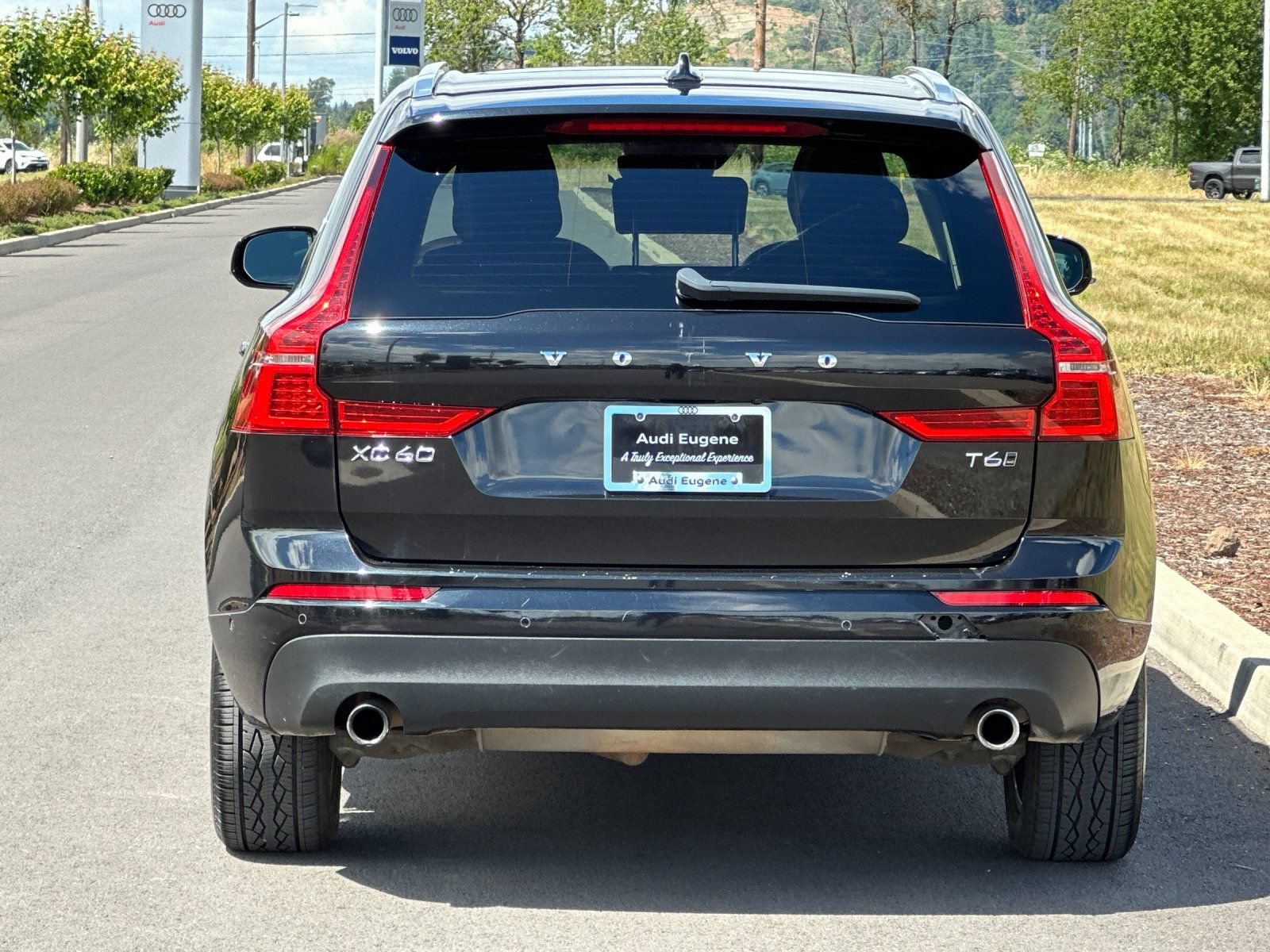 Used 2019 Volvo XC60 T6 Momentum w/ Multimedia Package AWD/4WD image 4