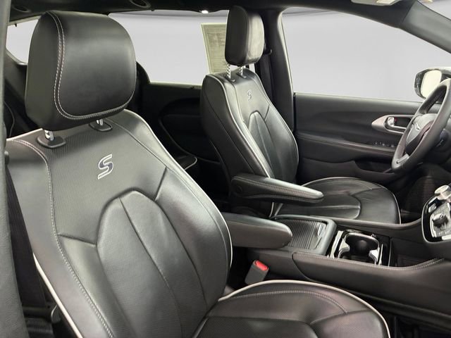 Used 2025 Chrysler Pacifica Limited image 14