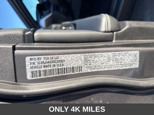 Used 2025 Jeep Grand Cherokee Laredo X image 31