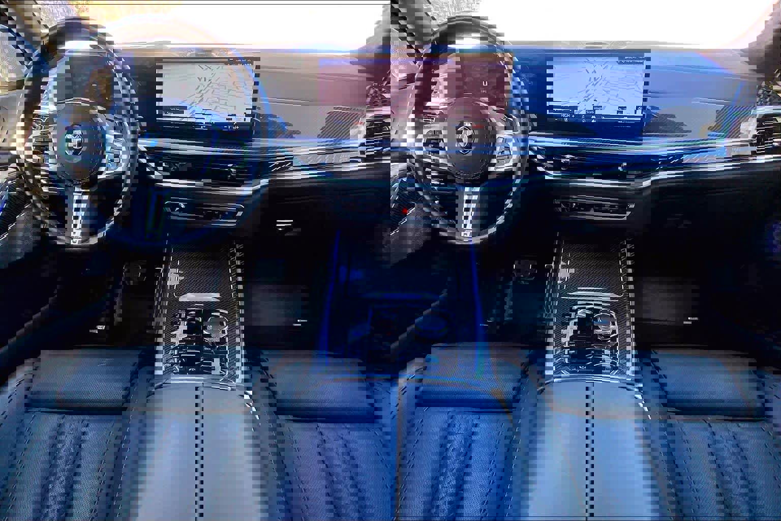 Used 2024 BMW X7 M60i image 16