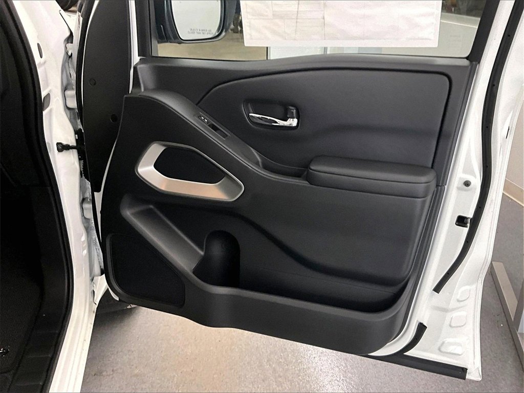 Used 2025 Nissan Frontier SV image 12
