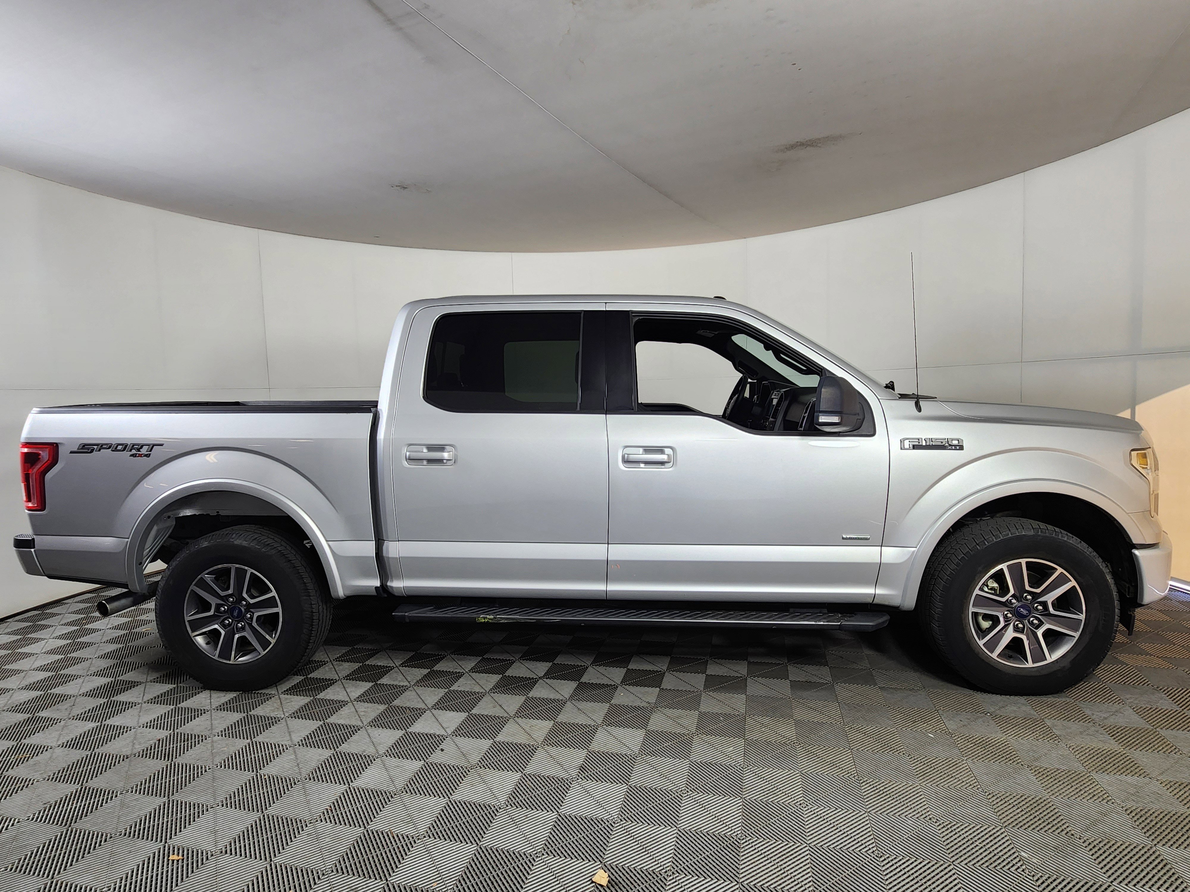 Used 2017 Ford F150 XLT w/ Equipment Group 302A Luxury image 8