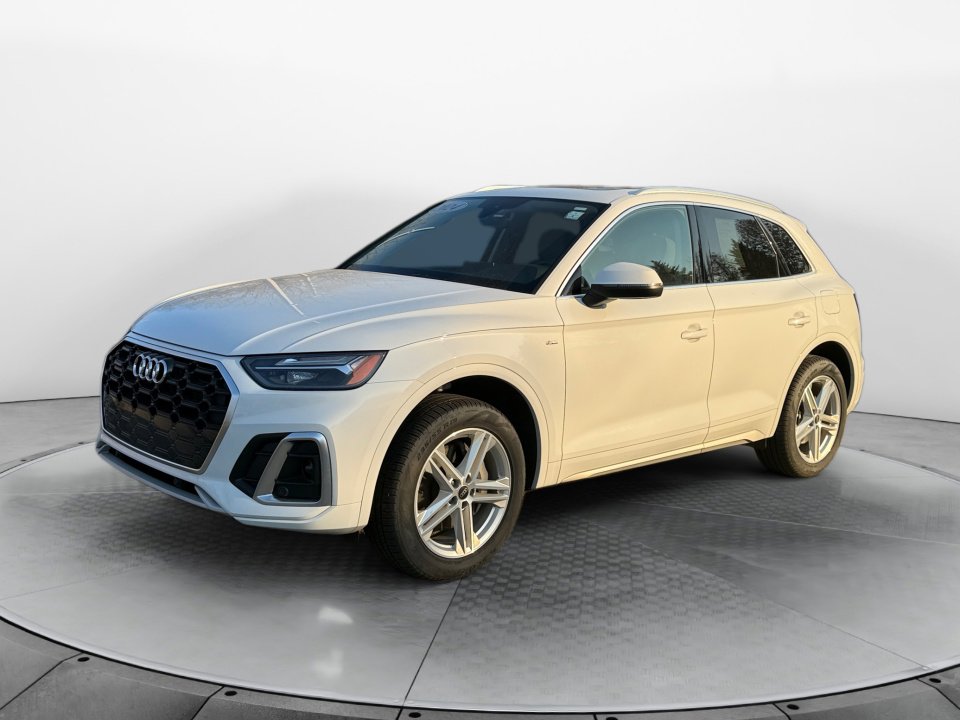 Used 2024 Audi Q5 e Premium w/ Convenience Package image 3