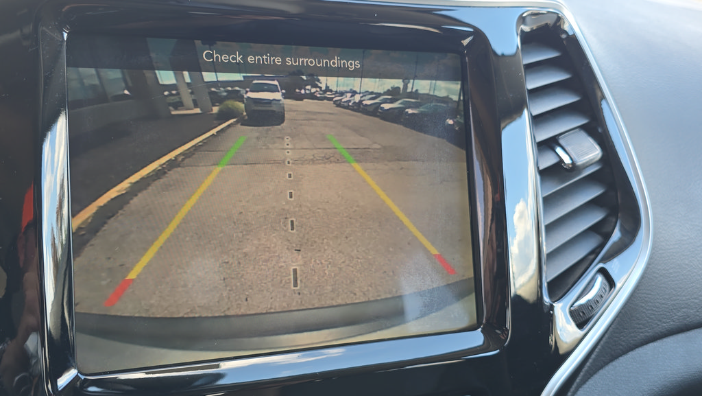 Used 2019 Jeep Cherokee Limited FWD image 19
