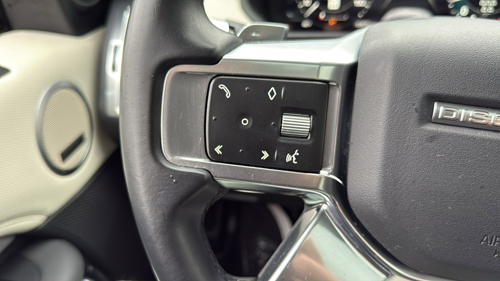 Used 2022 Land Rover Discovery S R-Dynamic image 16