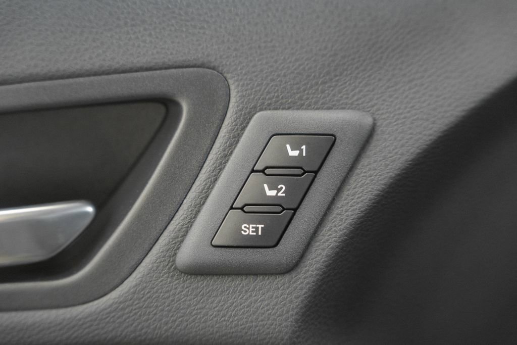 Used 2025 Toyota Sienna Limited AWD/4WD image 40