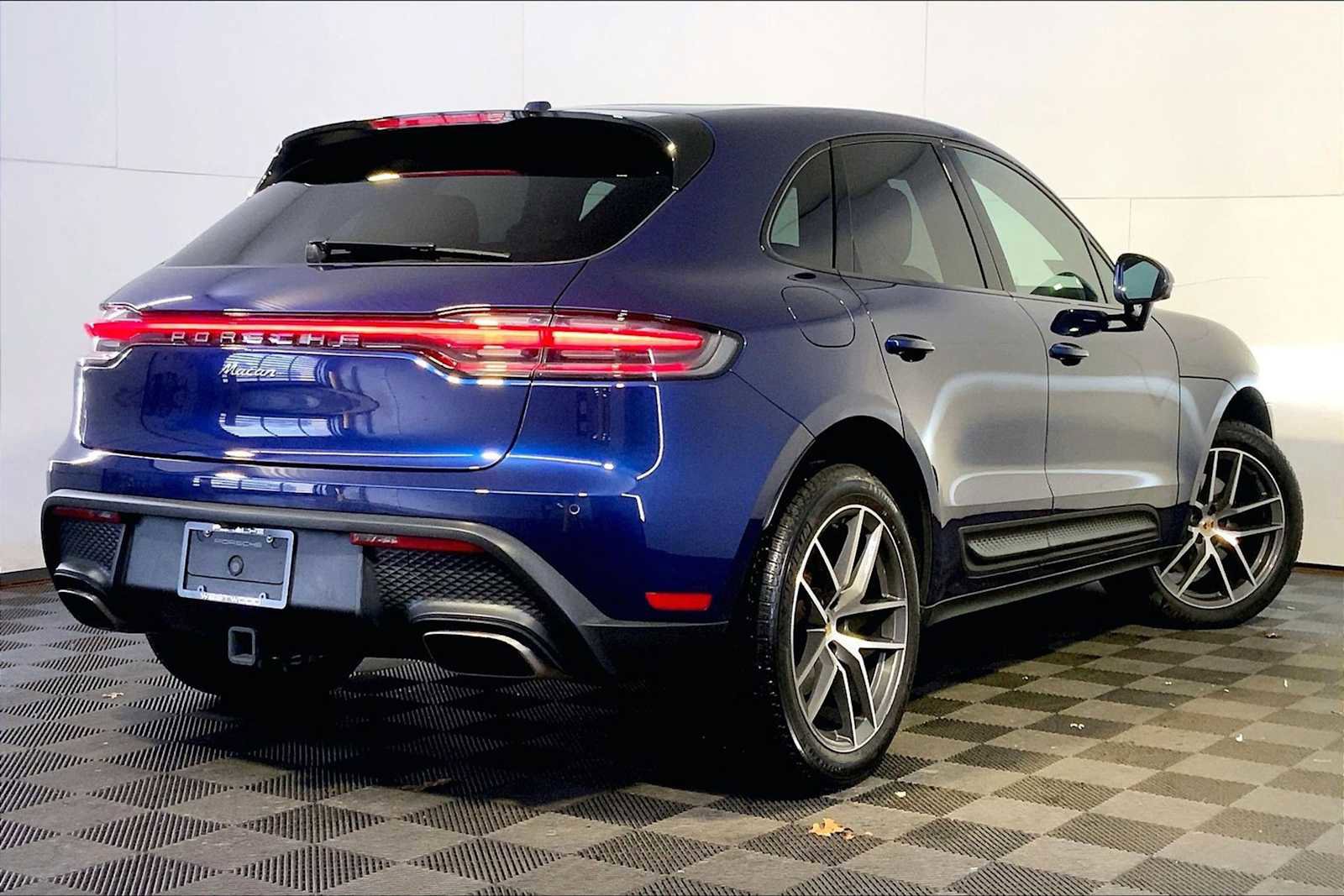 Certified 2024 Porsche Macan image 7