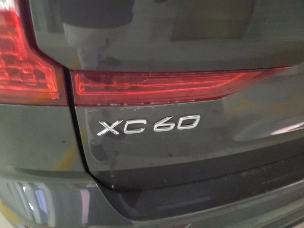 Certified 2024 Volvo XC60 B5 Plus w/ Climate Package AWD/4WD image 18