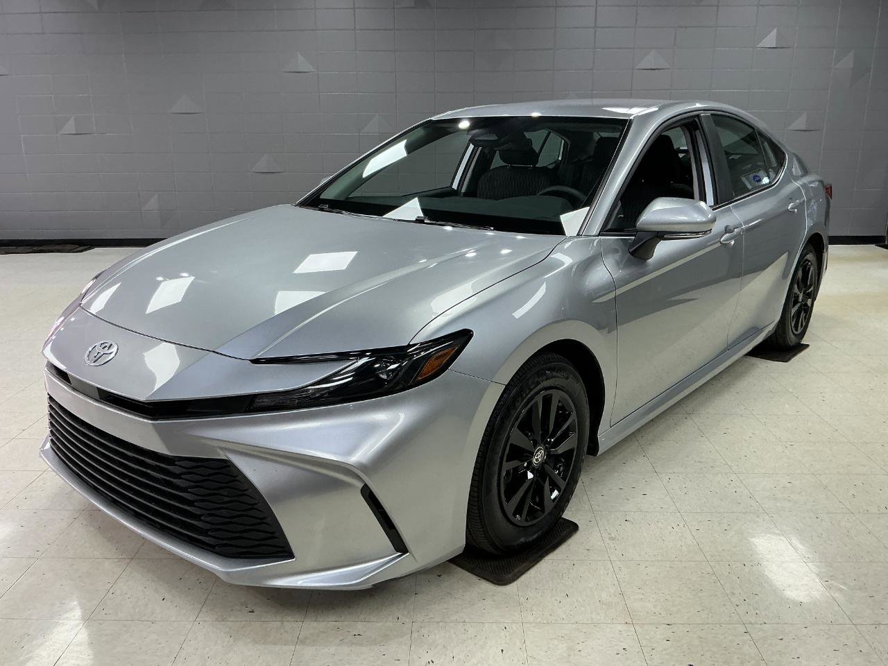 Used 2025 Toyota Camry LE FWD image 5