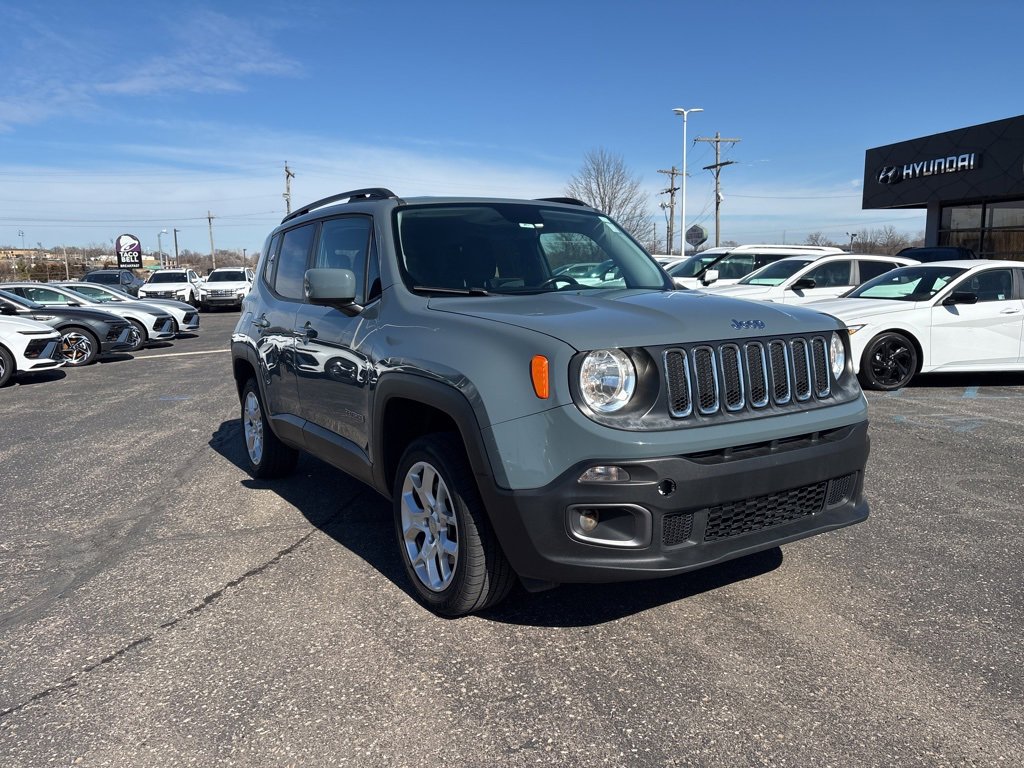 Used 2017 Jeep Renegade Latitude w/ Cold Weather Group image 3