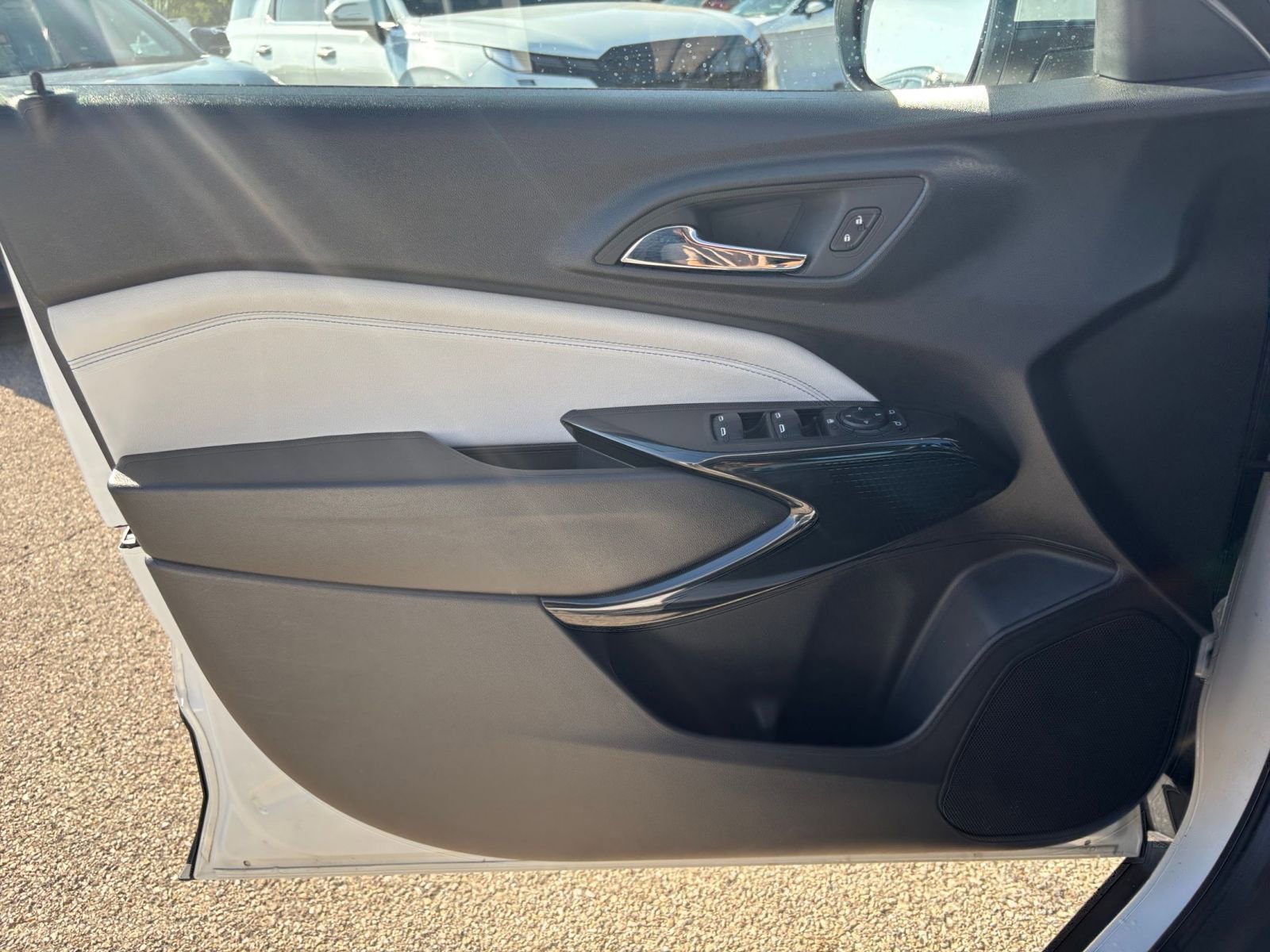 Used 2025 Chevrolet Trax LT w/ LT Convenience Package FWD image 18