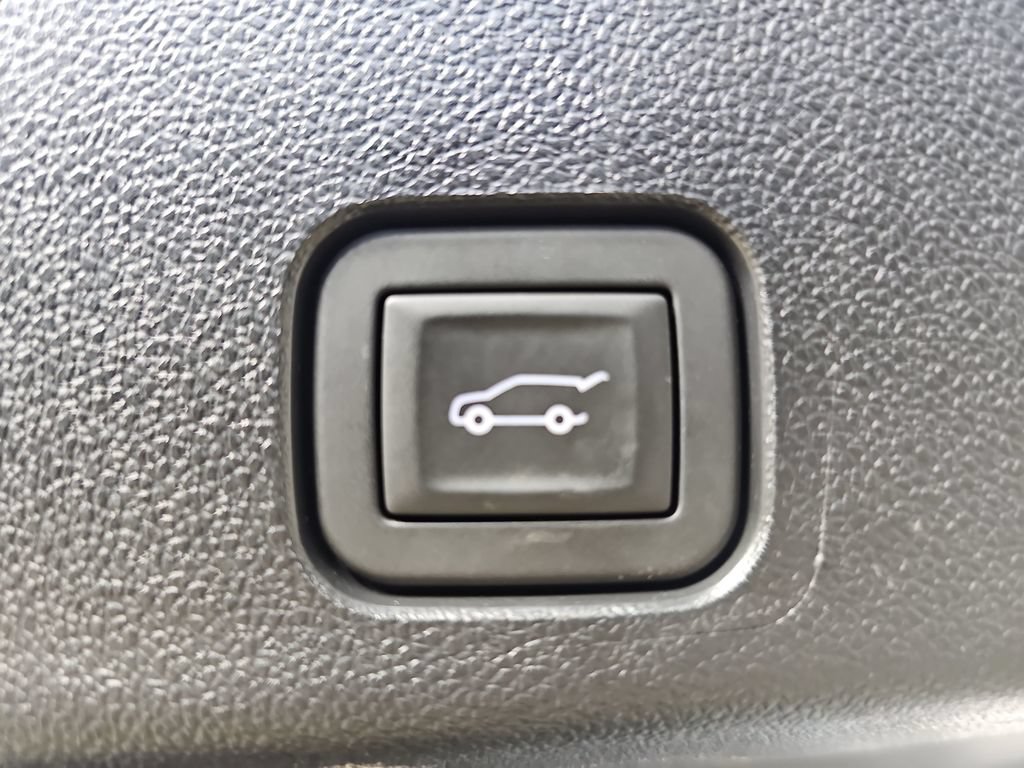 Used 2025 Chevrolet Traverse LT FWD image 19