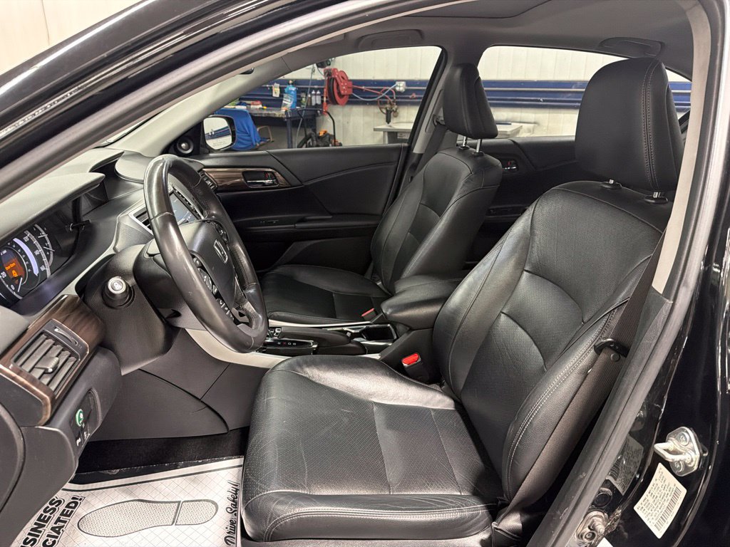 Used 2017 Honda Accord Touring image 14