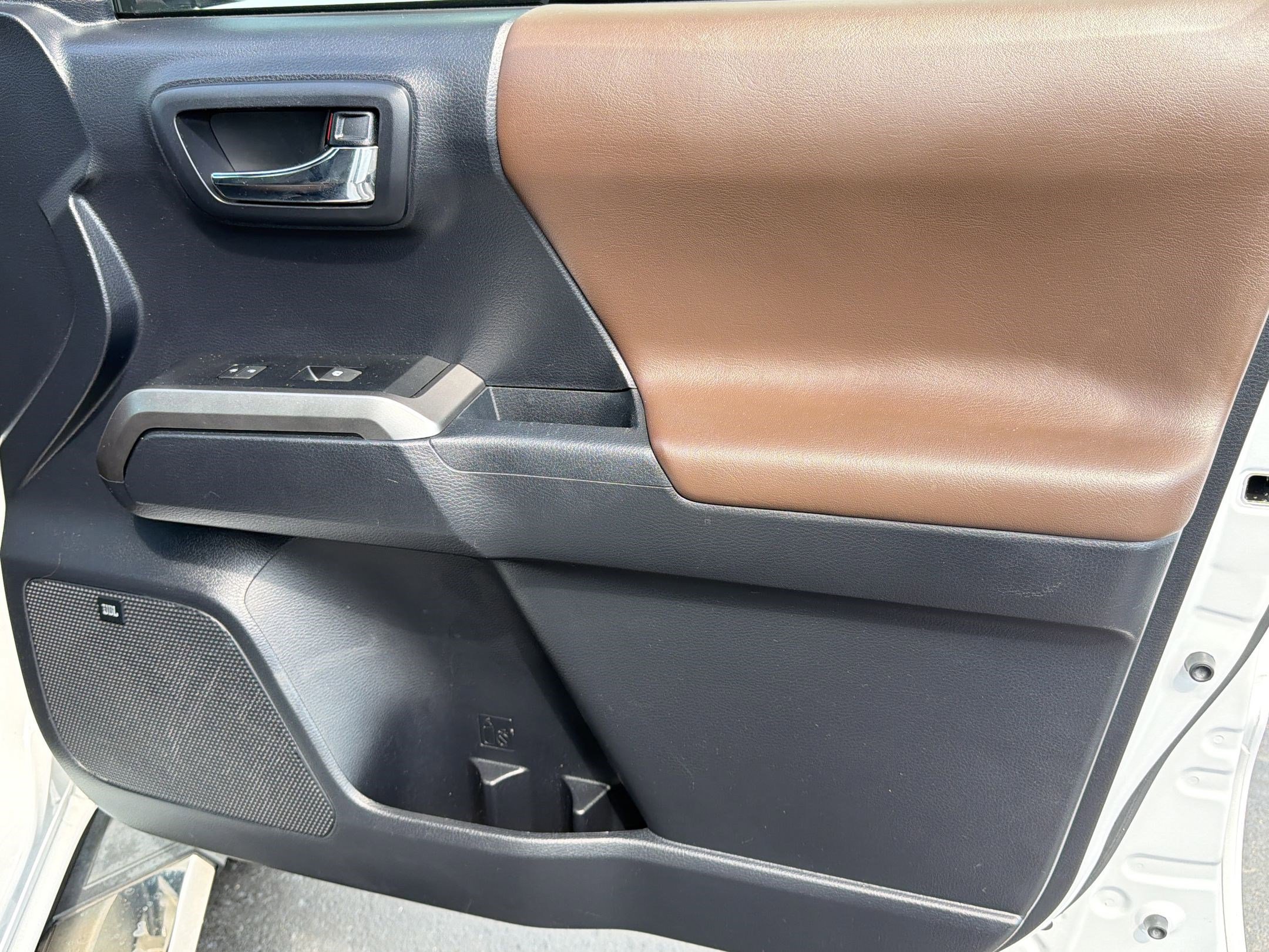 Used 2019 Toyota Tacoma Limited image 32