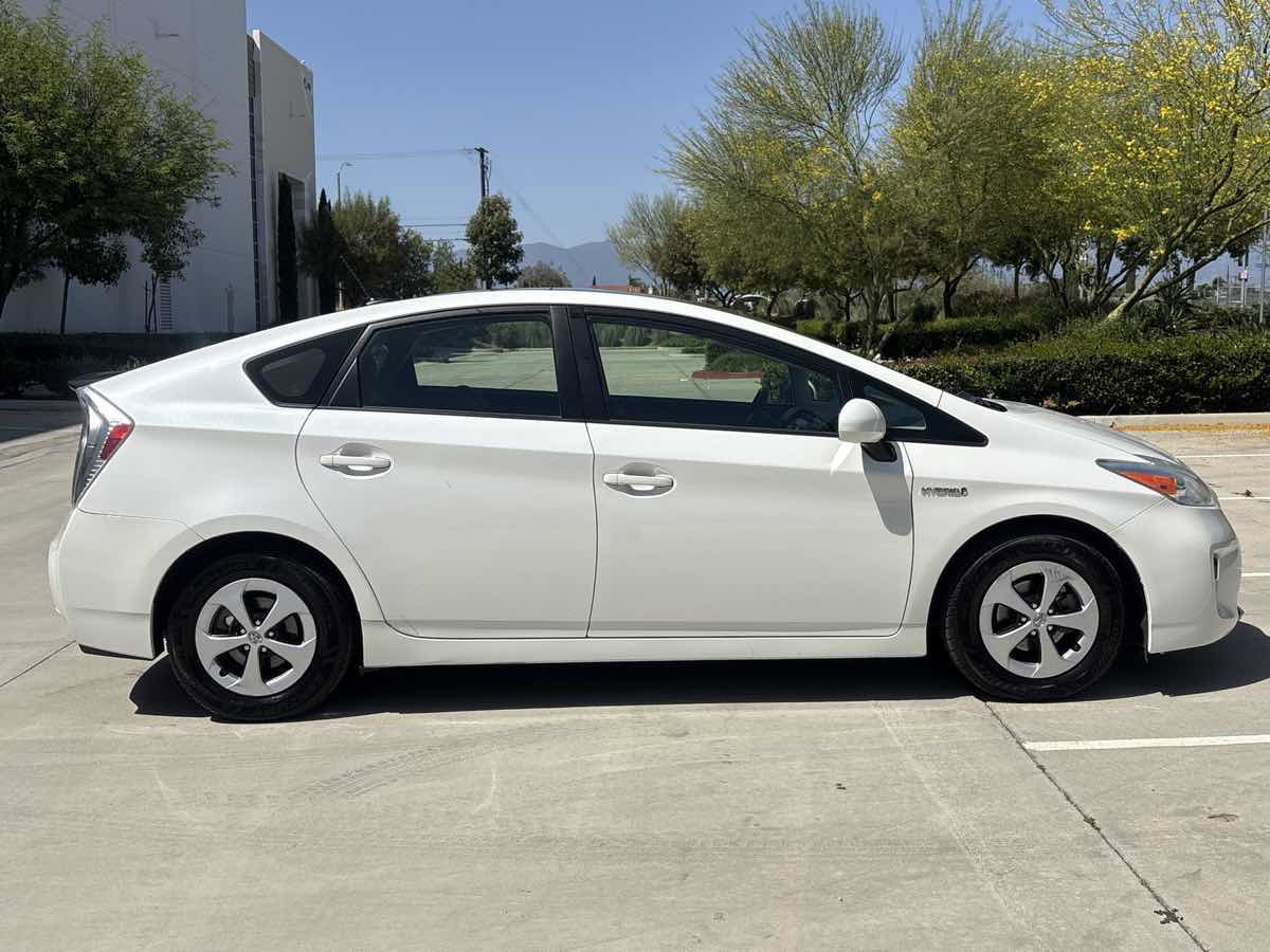 Used 2012 Toyota Prius Four w/ Deluxe Solar Roof Pkg FWD image 2