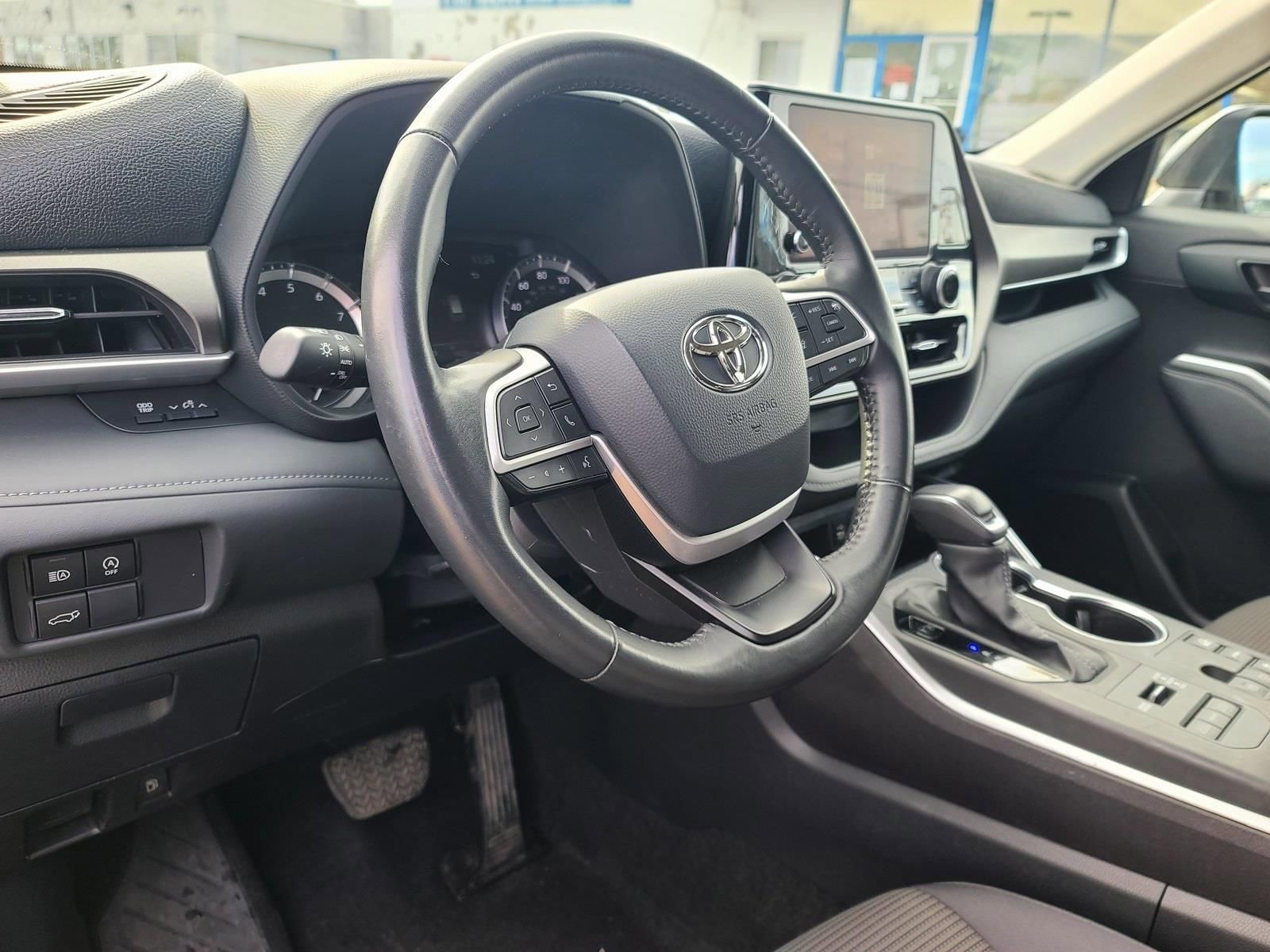 Used 2024 Toyota Highlander LE AWD/4WD image 8