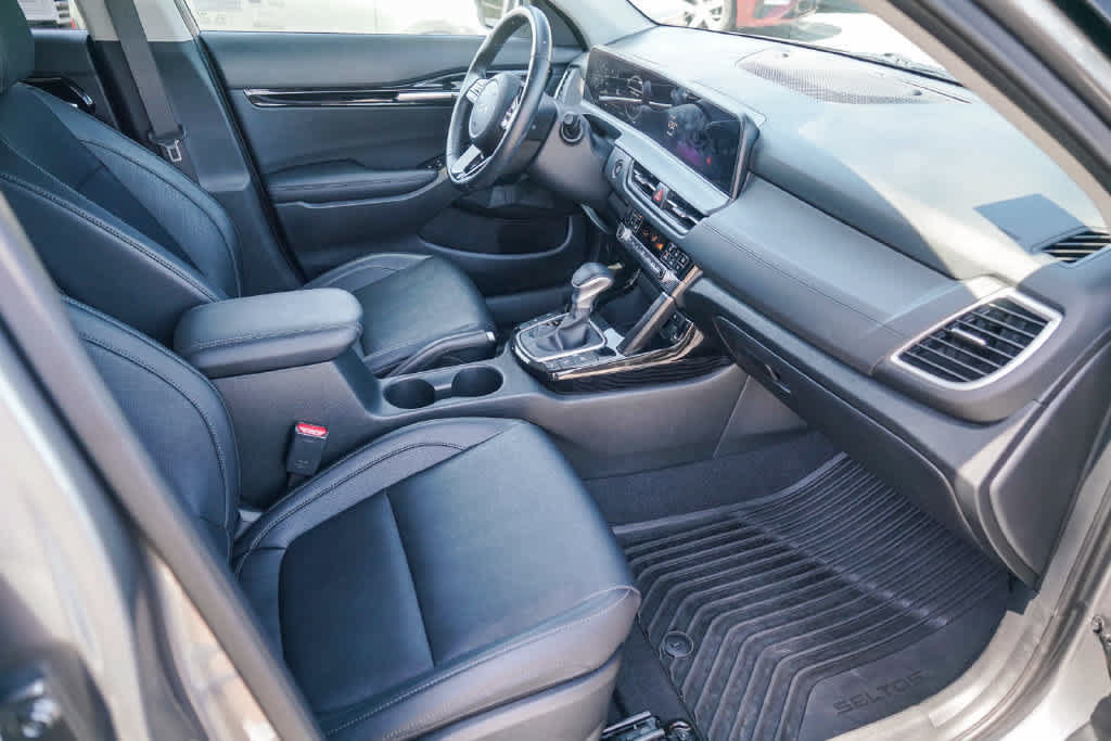 Certified 2025 Kia Seltos EX w/ EX Sunroof Package FWD image 13