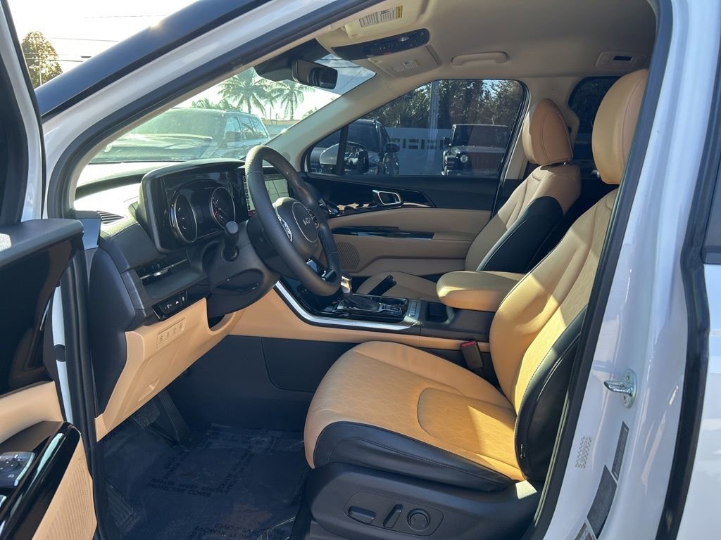 Used 2023 Kia Carnival EX image 11